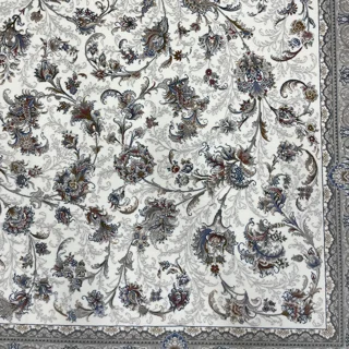 فرش ماشینی 1200 شانه زمینه کرم حاشیه نسکافه ای مدل افشان کلاسیک طرح دستبافت کد 300102